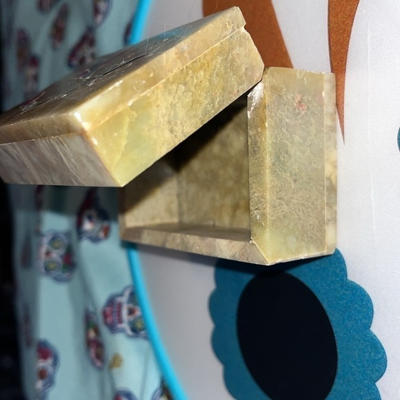 Vintage Soapstone Jewelry Box with Mother of Pearl Inlay - Picture 4 of 6